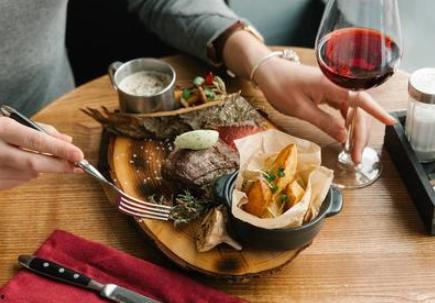 成人吃饭西餐视频,西餐餐桌礼仪与美食体验全解析